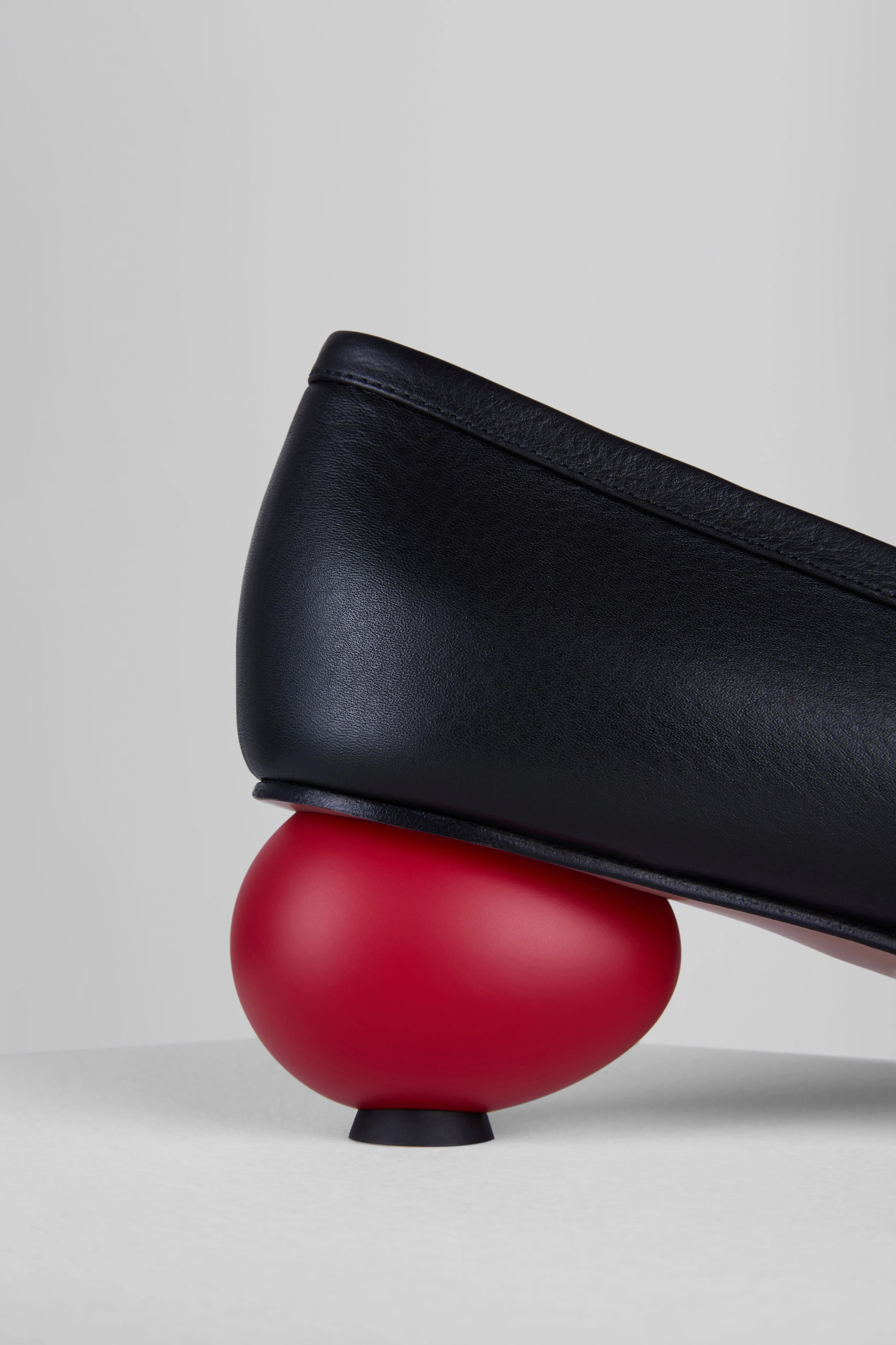 Egg Pumps in Nero Rosso